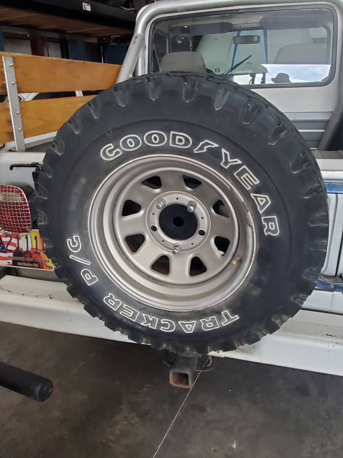 Jeep-cj-8-scrambler-1982-silver-14