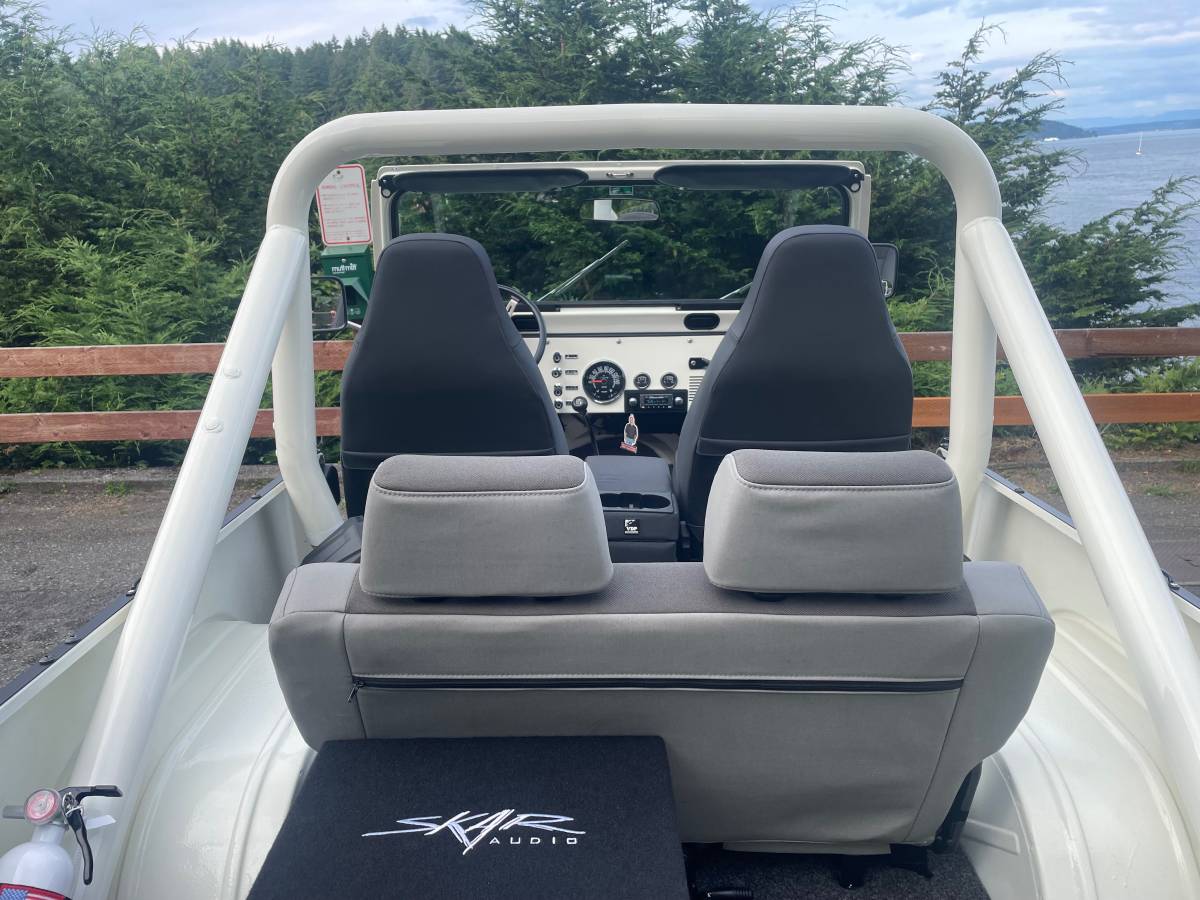 Jeep-cj-8-scrambler-open-body-with-extra-duty-susp-1982-white-15