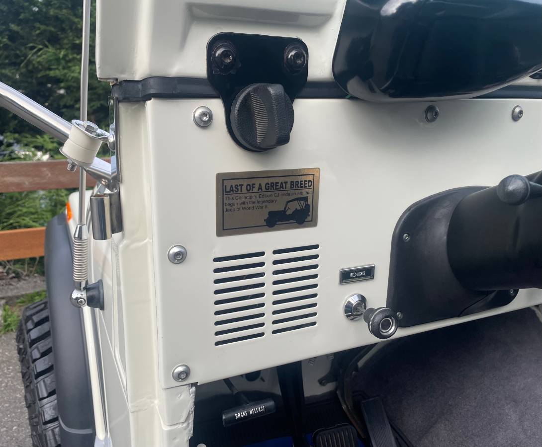 Jeep-cj-8-scrambler-open-body-with-extra-duty-susp-1982-white-17