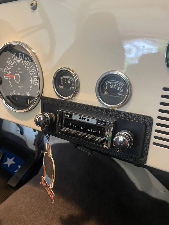 Jeep-cj-8-scrambler-open-body-with-extra-duty-susp-1982-white-18