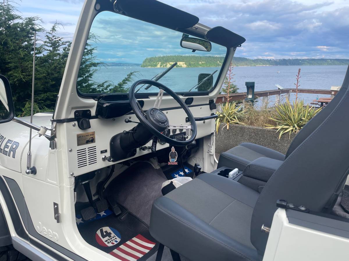 Jeep-cj-8-scrambler-open-body-with-extra-duty-susp-1982-white-19