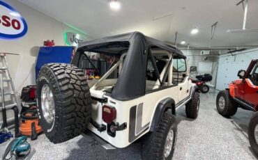 Jeep-cj-8-scrambler-open-body-with-extra-duty-susp-1982-white-3