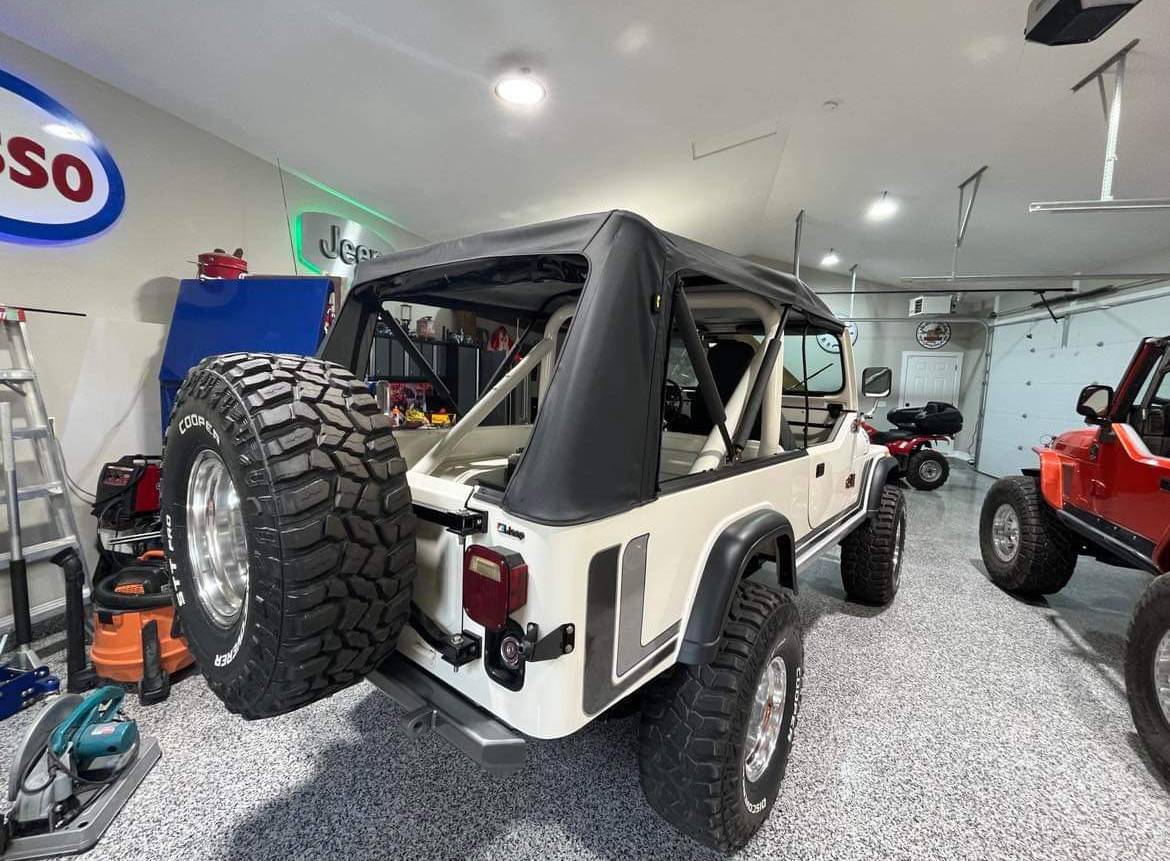 Jeep-cj-8-scrambler-open-body-with-extra-duty-susp-1982-white-3