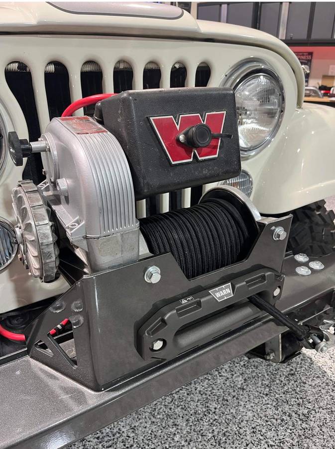 Jeep-cj-8-scrambler-open-body-with-extra-duty-susp-1982-white-4