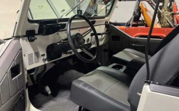 Jeep-cj-8-scrambler-open-body-with-extra-duty-susp-1982-white-6