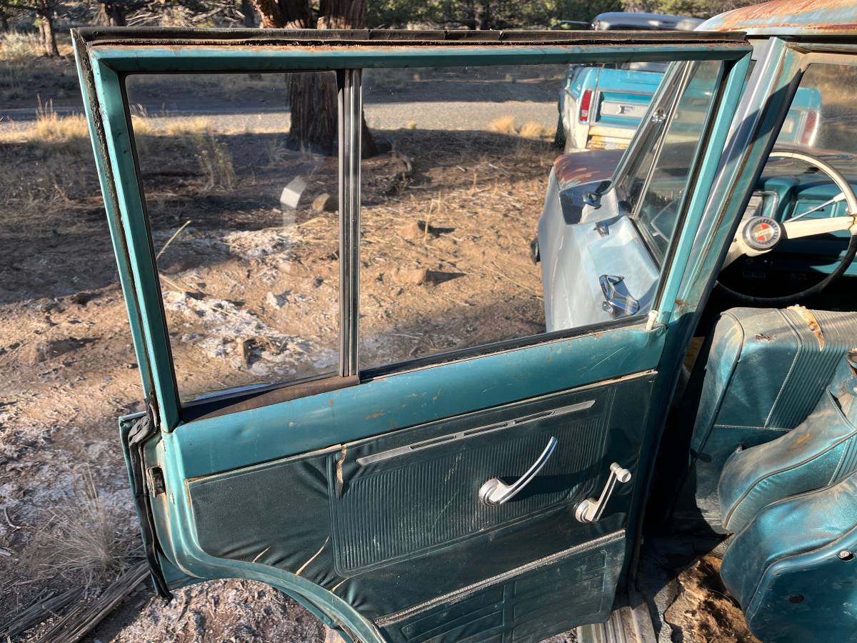 Jeep-grand-wagoneer-1966-blue-12