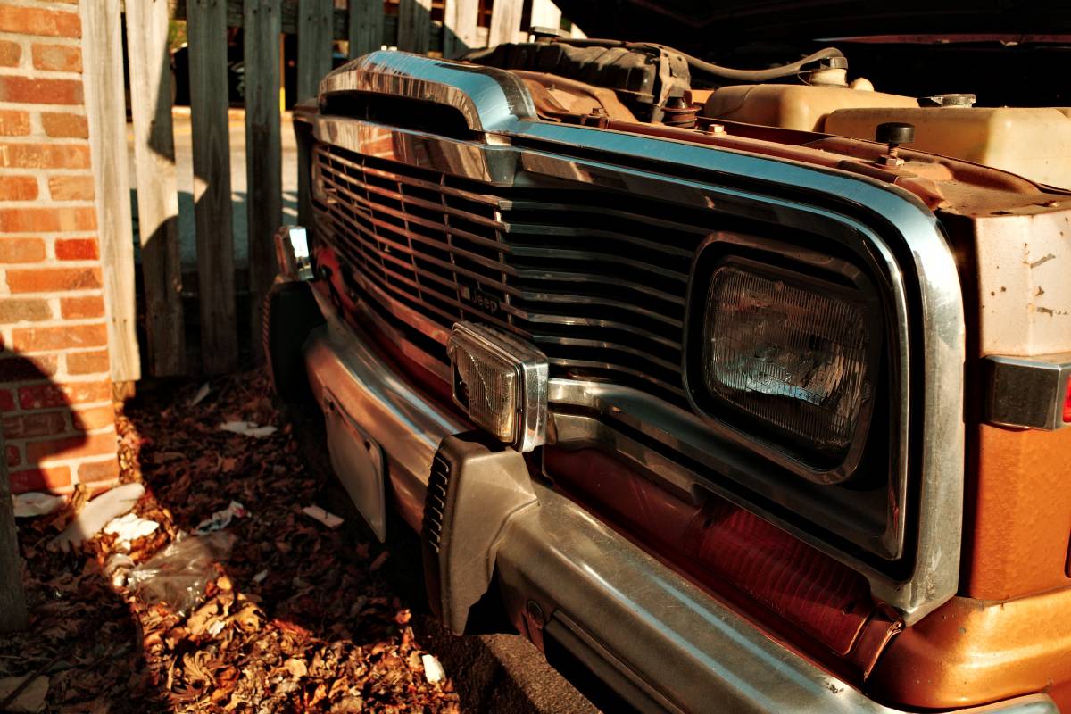 Jeep-grand-wagoneer-1984-brown-11