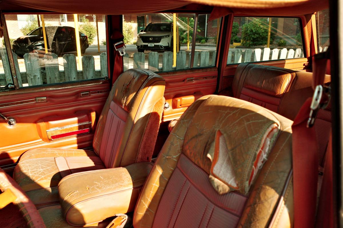Jeep-grand-wagoneer-1984-brown-13