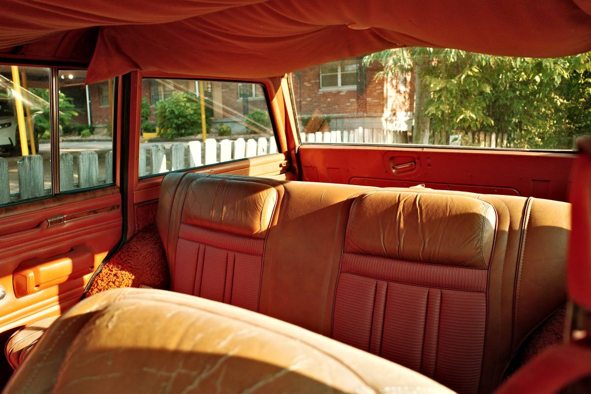 Jeep-grand-wagoneer-1984-brown-14
