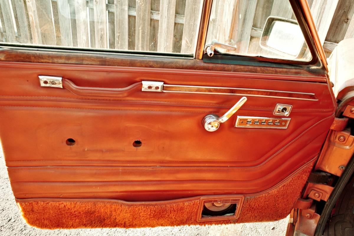 Jeep-grand-wagoneer-1984-brown-17