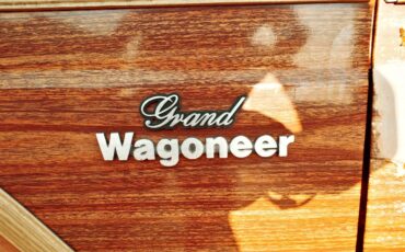 Jeep-grand-wagoneer-1984-brown-18