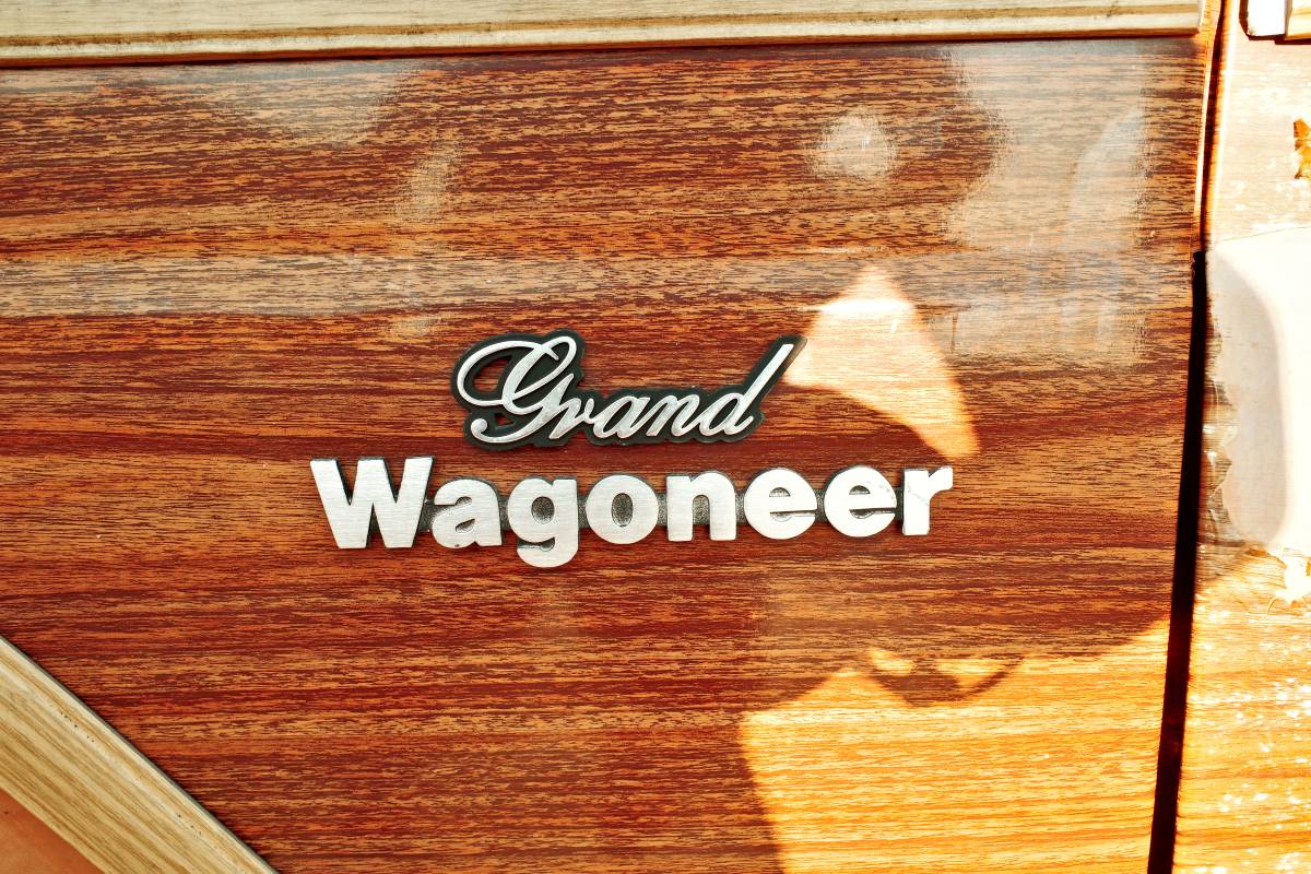 Jeep-grand-wagoneer-1984-brown-18