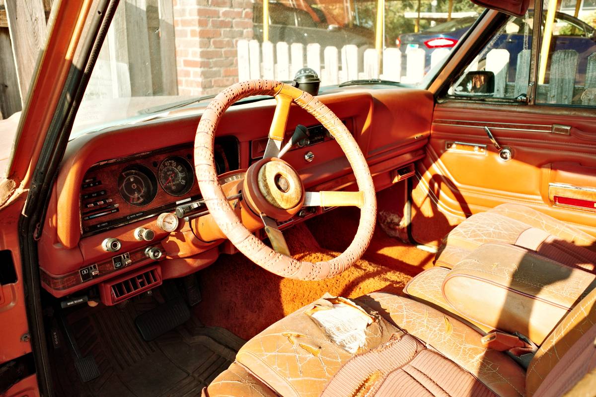 Jeep-grand-wagoneer-1984-brown-2