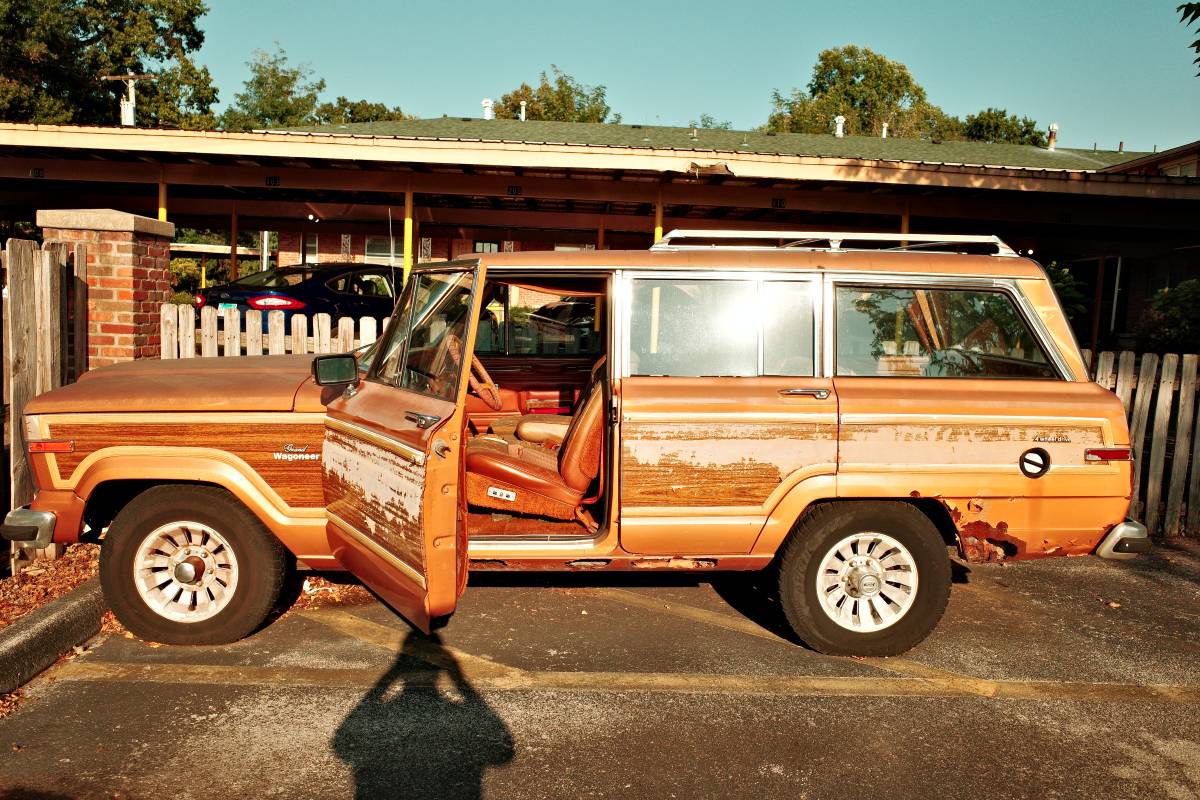 Jeep-grand-wagoneer-1984-brown-3