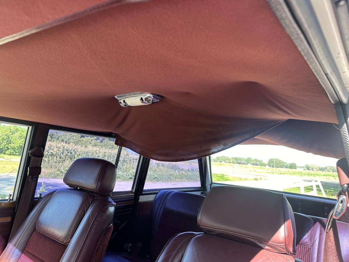 Jeep-grand-wagoneer-1988-white-9