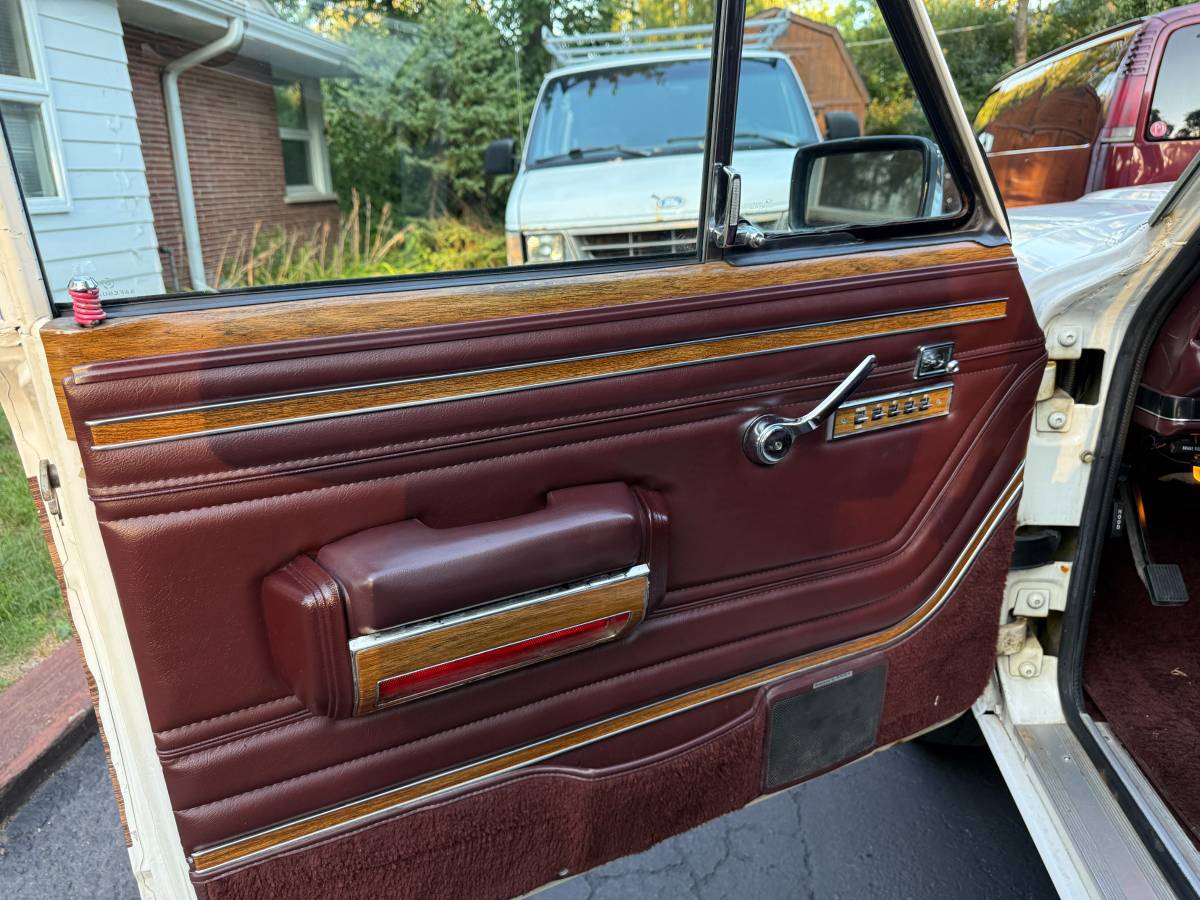 Jeep-grand-wagoneer-1990-white-17