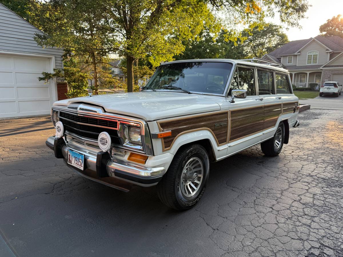 Jeep-grand-wagoneer-1990-white