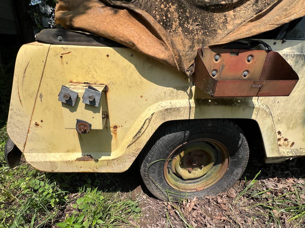 Jeep-jeepster-1967-yellow-16