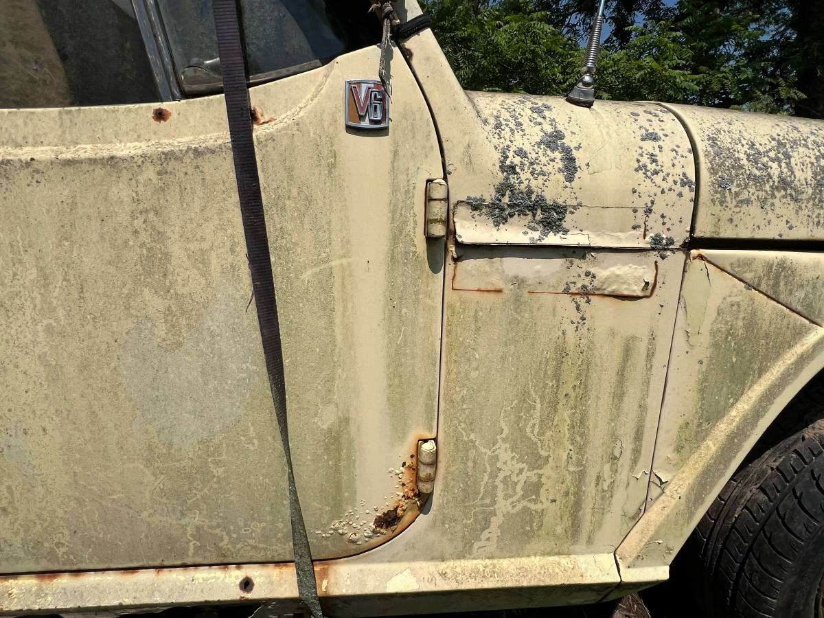 Jeep-jeepster-1967-yellow-2