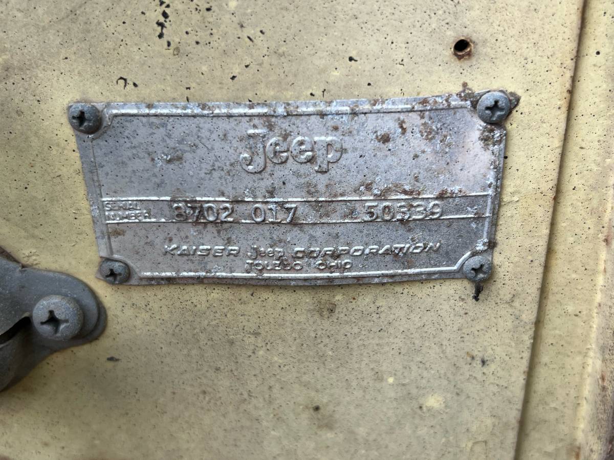 Jeep-jeepster-1967-yellow-21