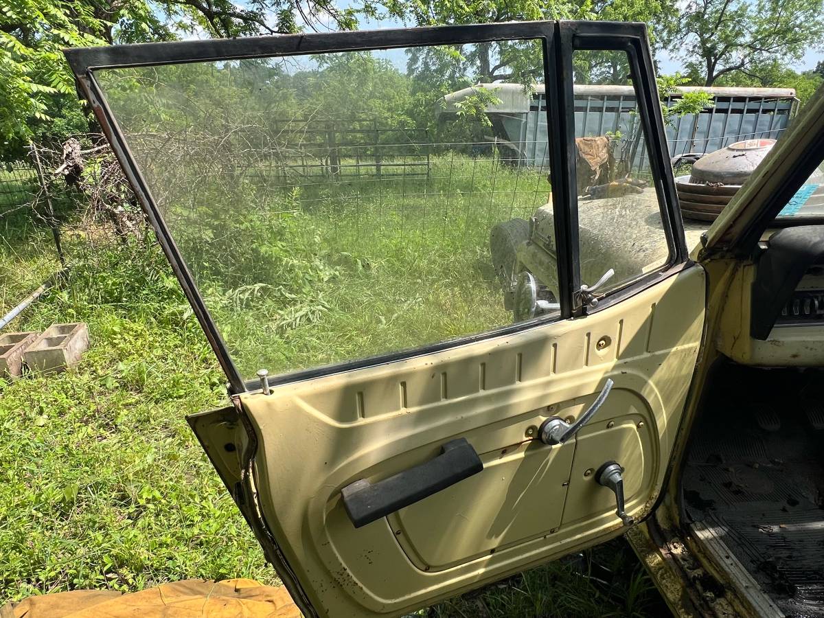 Jeep-jeepster-1967-yellow-4