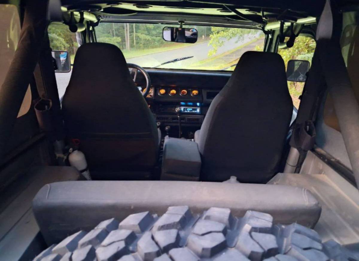 Jeep-wrangler-4x4-1988-silver-3
