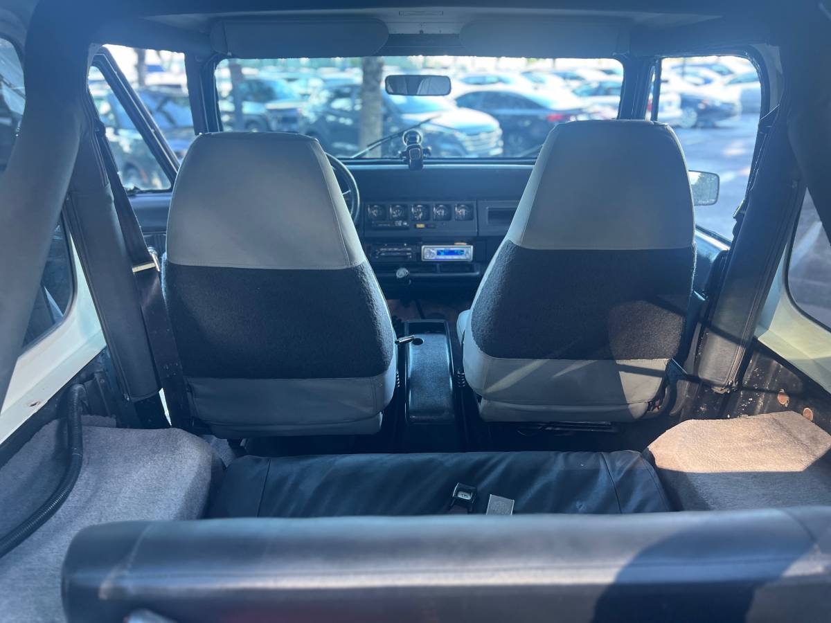 Jeep-wrangler-renegade-1991-black-5