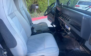 Jeep-wrangler-renegade-1991-black-7