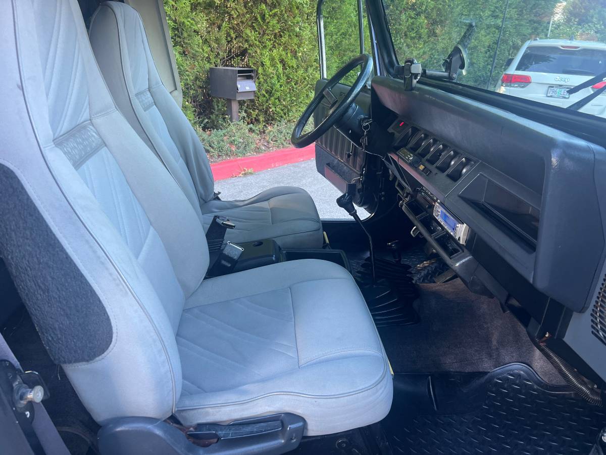 Jeep-wrangler-renegade-1991-black-7