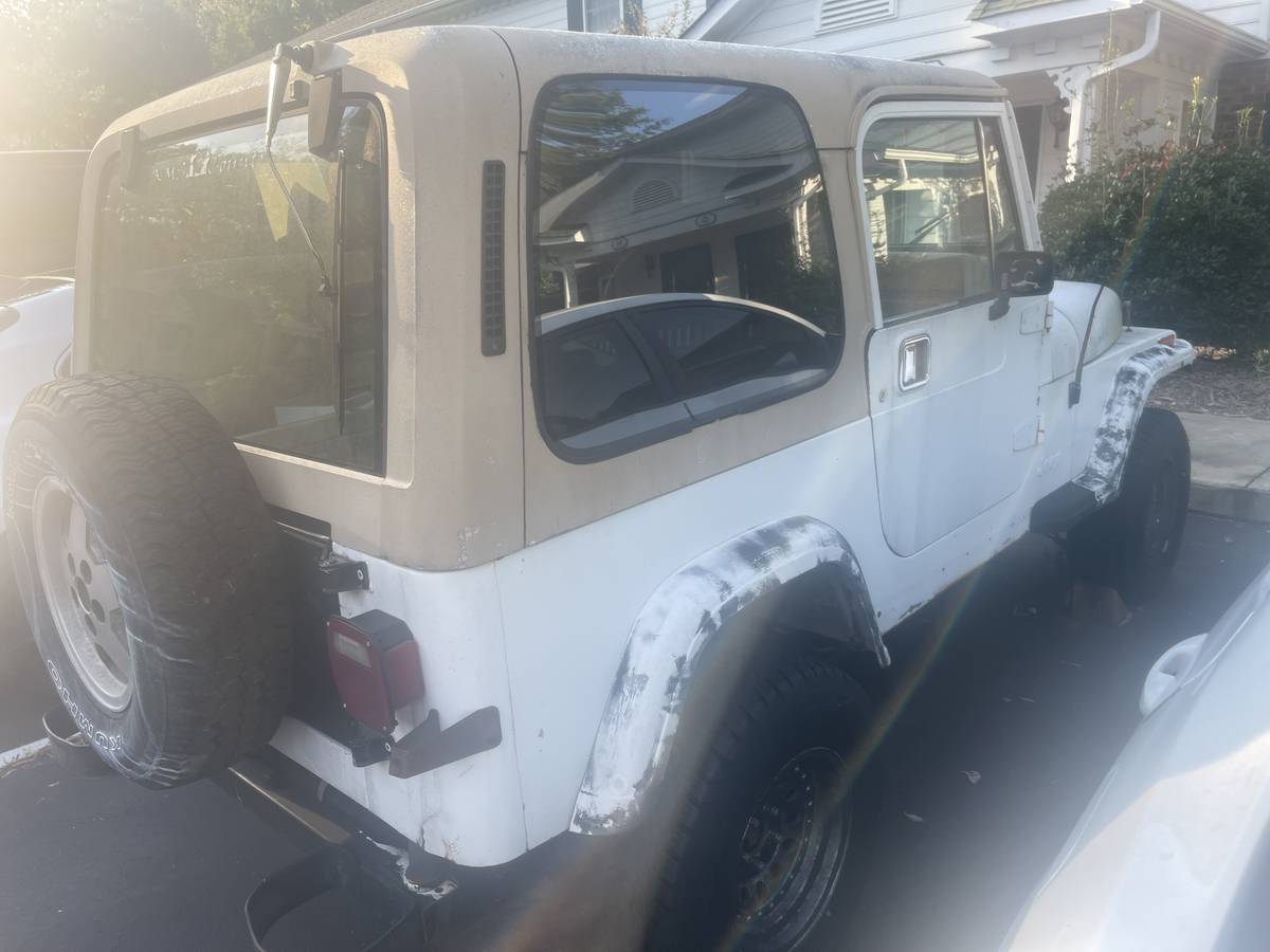 Jeep-wrangler-unlimited-sahara-1991-white-1