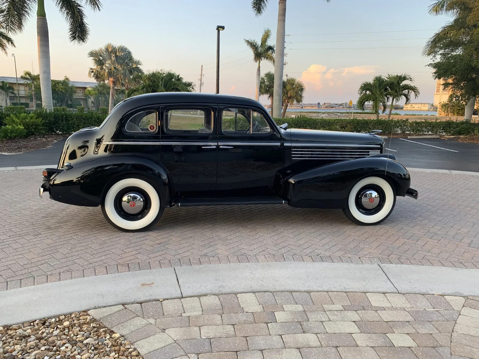 LaSalle-Series-50-1938-Sedan-3