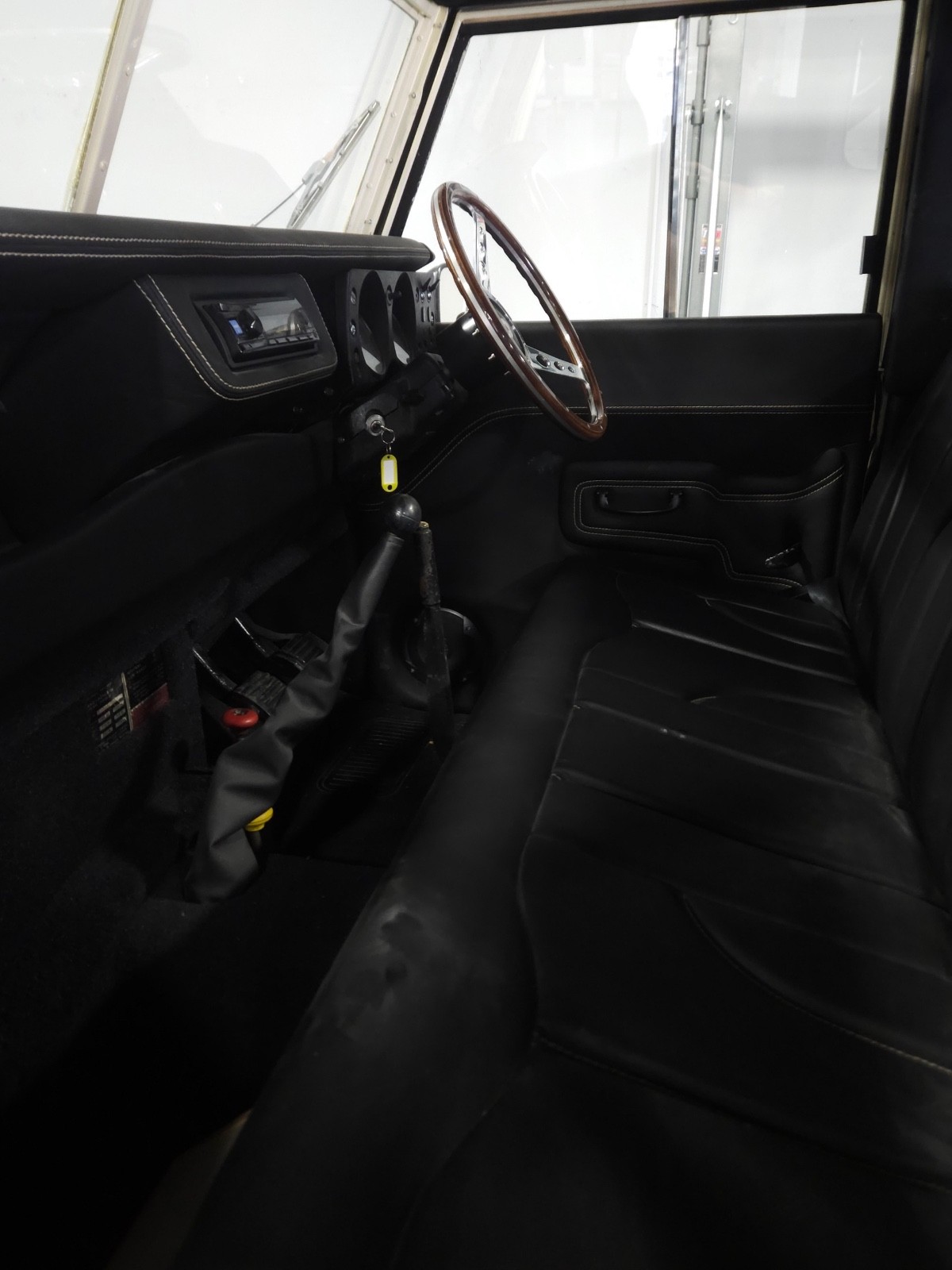 Land-Rover-Defender-1972-SUV-12