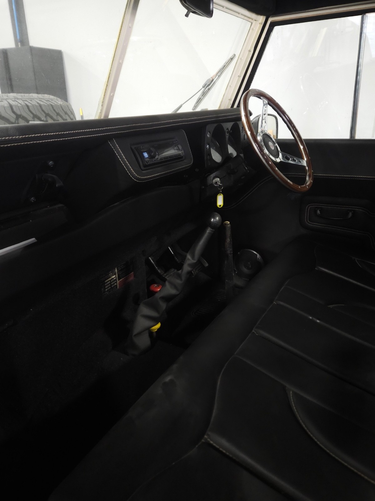 Land-Rover-Defender-1972-SUV-16