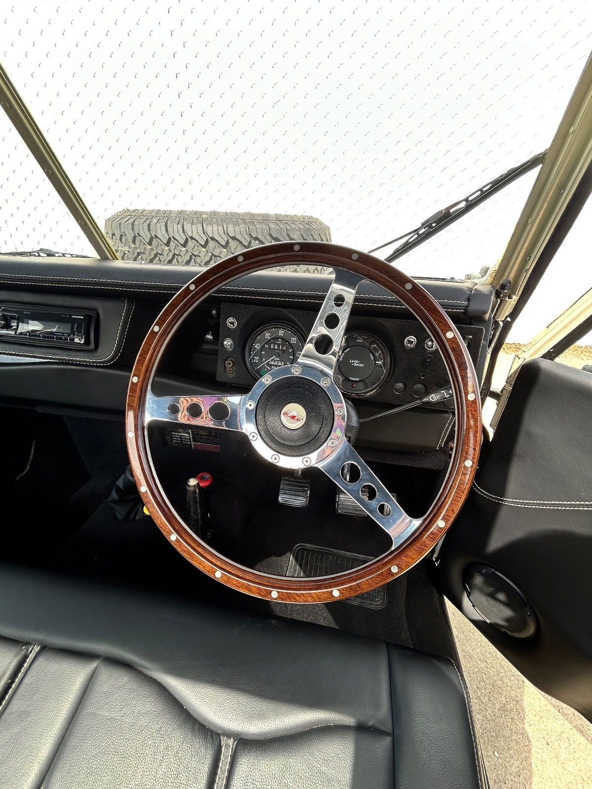 Land-Rover-Defender-1972-SUV-28