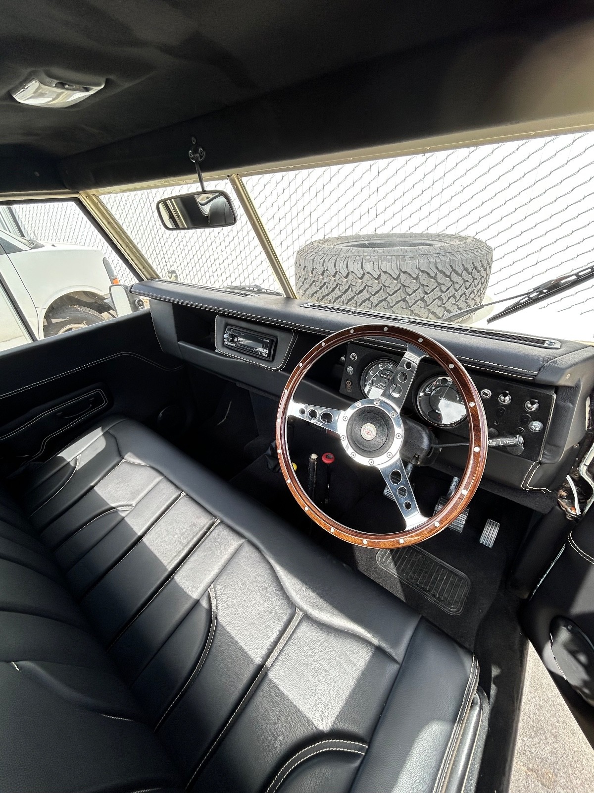 Land-Rover-Defender-1972-SUV-29
