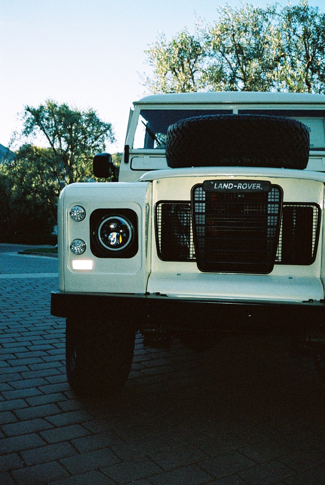 Land-Rover-Defender-1972-SUV-3