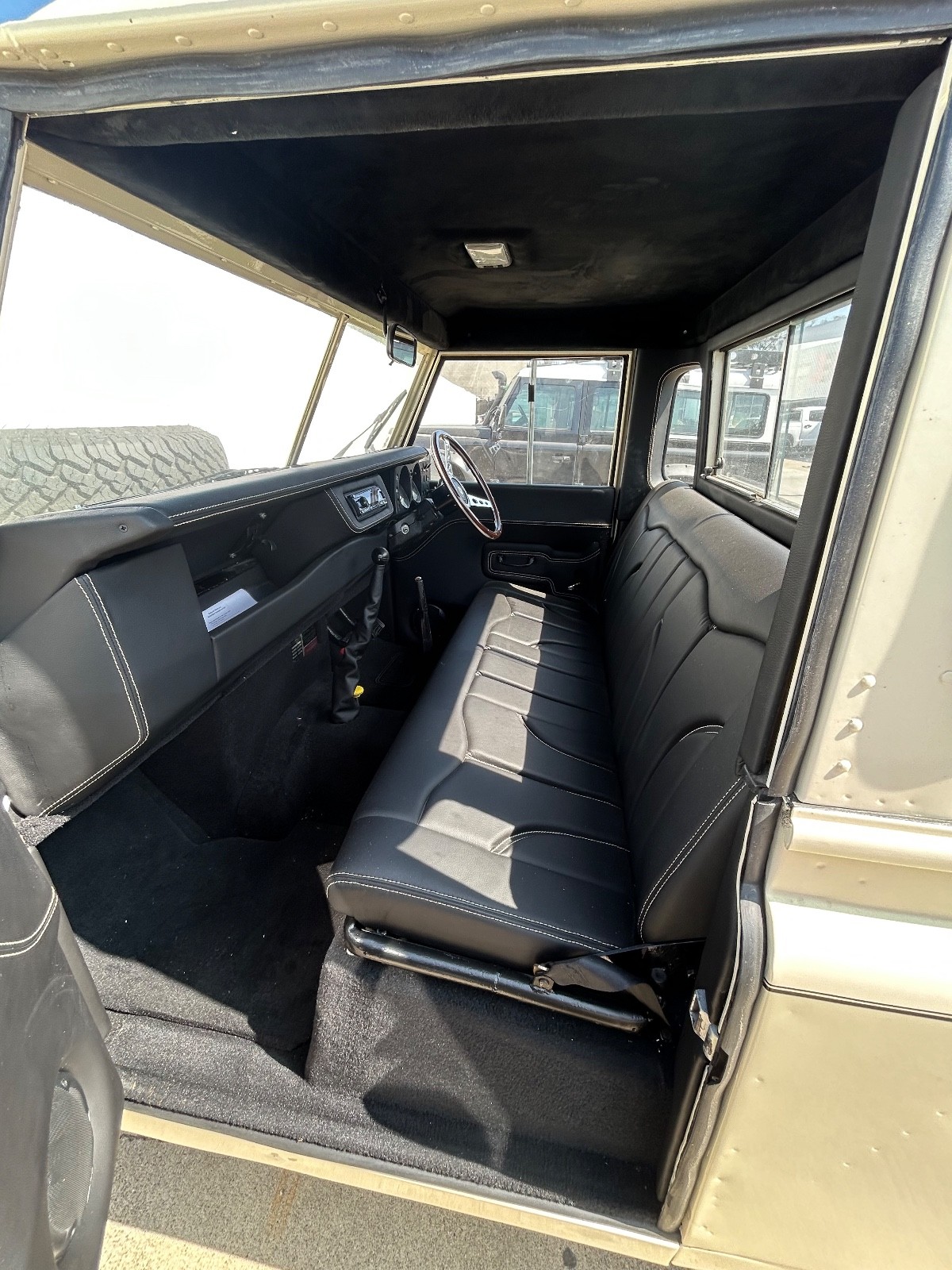 Land-Rover-Defender-1972-SUV-31