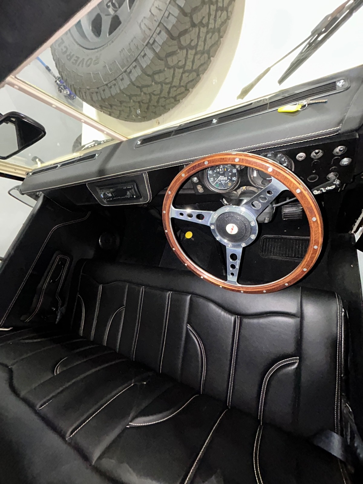 Land-Rover-Defender-1972-SUV-4