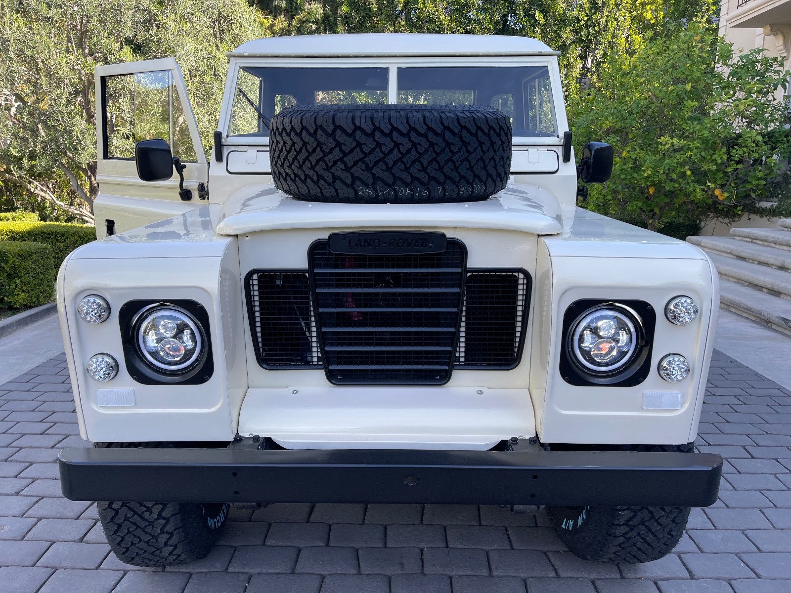 Land-Rover-Defender-1972-SUV