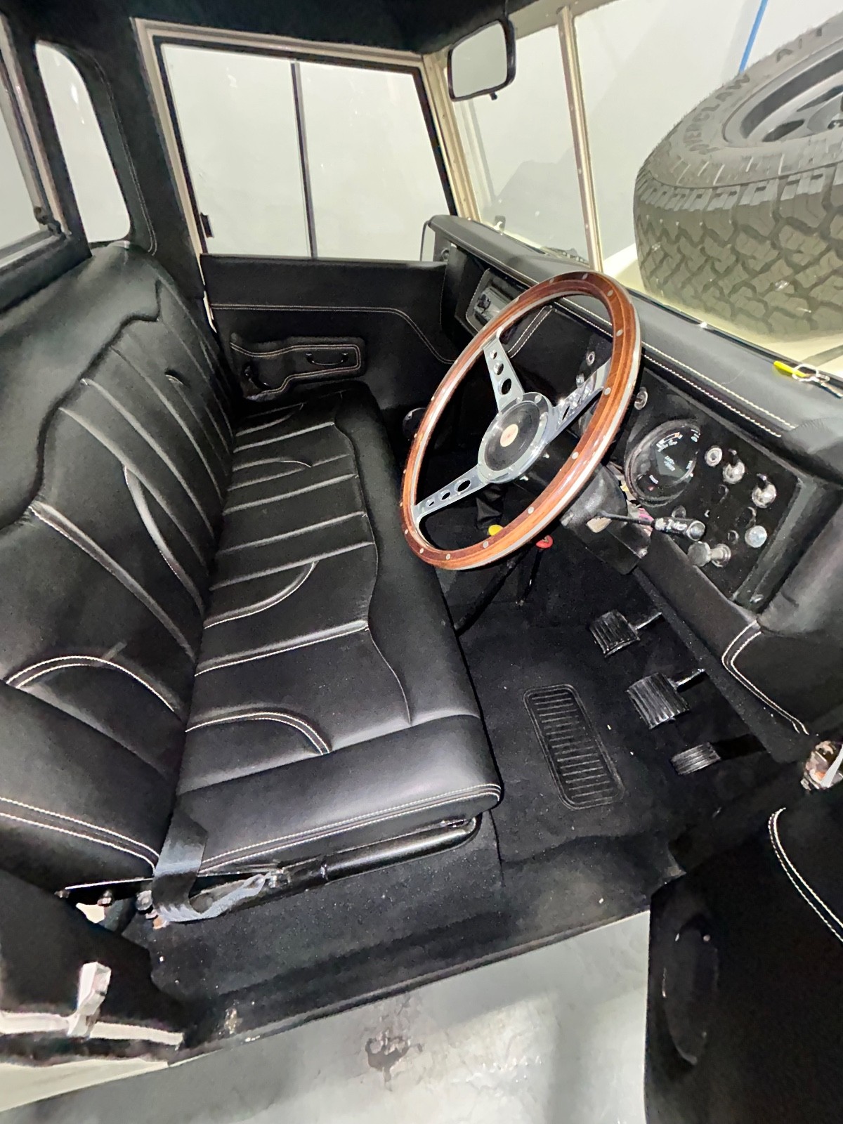 Land-Rover-Defender-1972-SUV-5