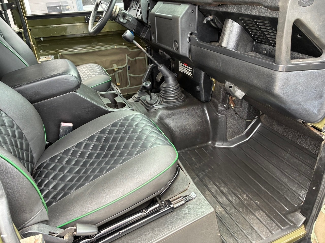Land-Rover-Defender-1980-11