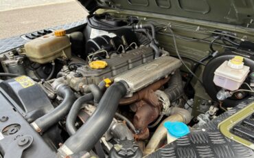 Land-Rover-Defender-1980-15