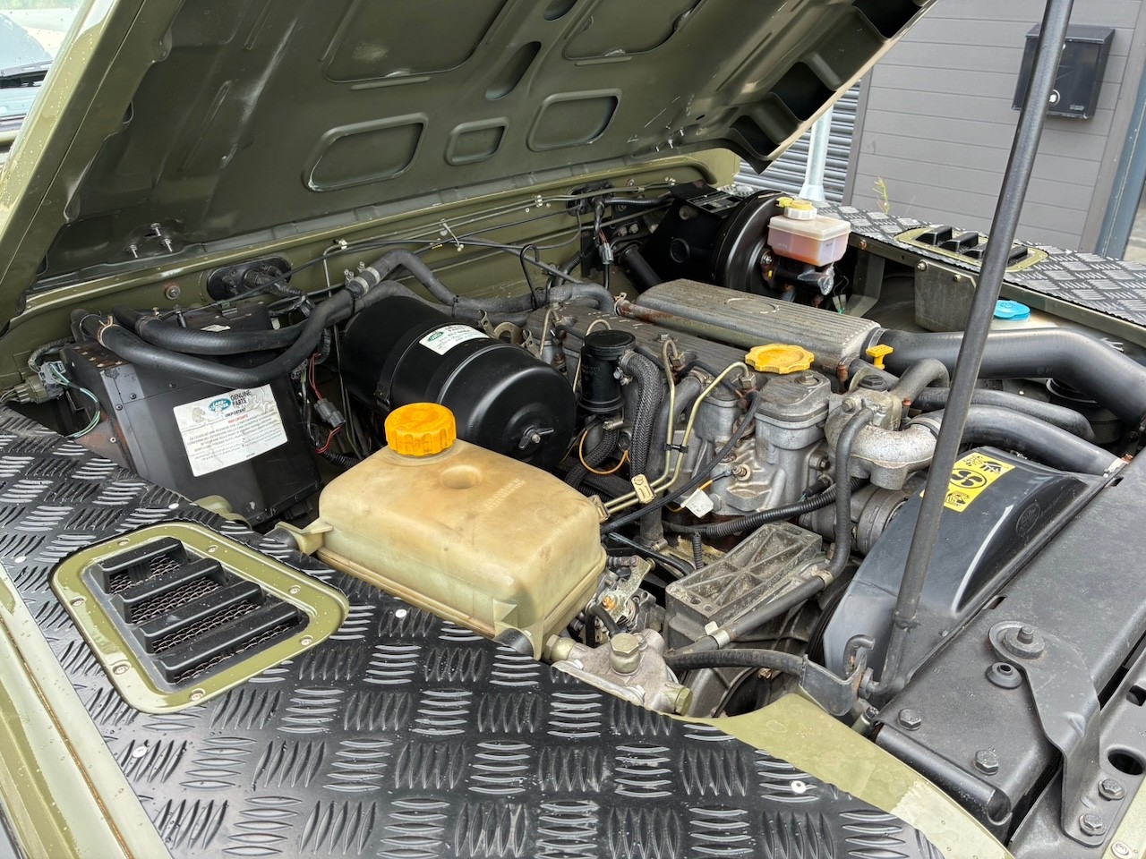 Land-Rover-Defender-1980-16