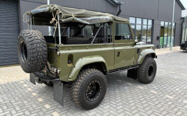 Land-Rover-Defender-1980-3