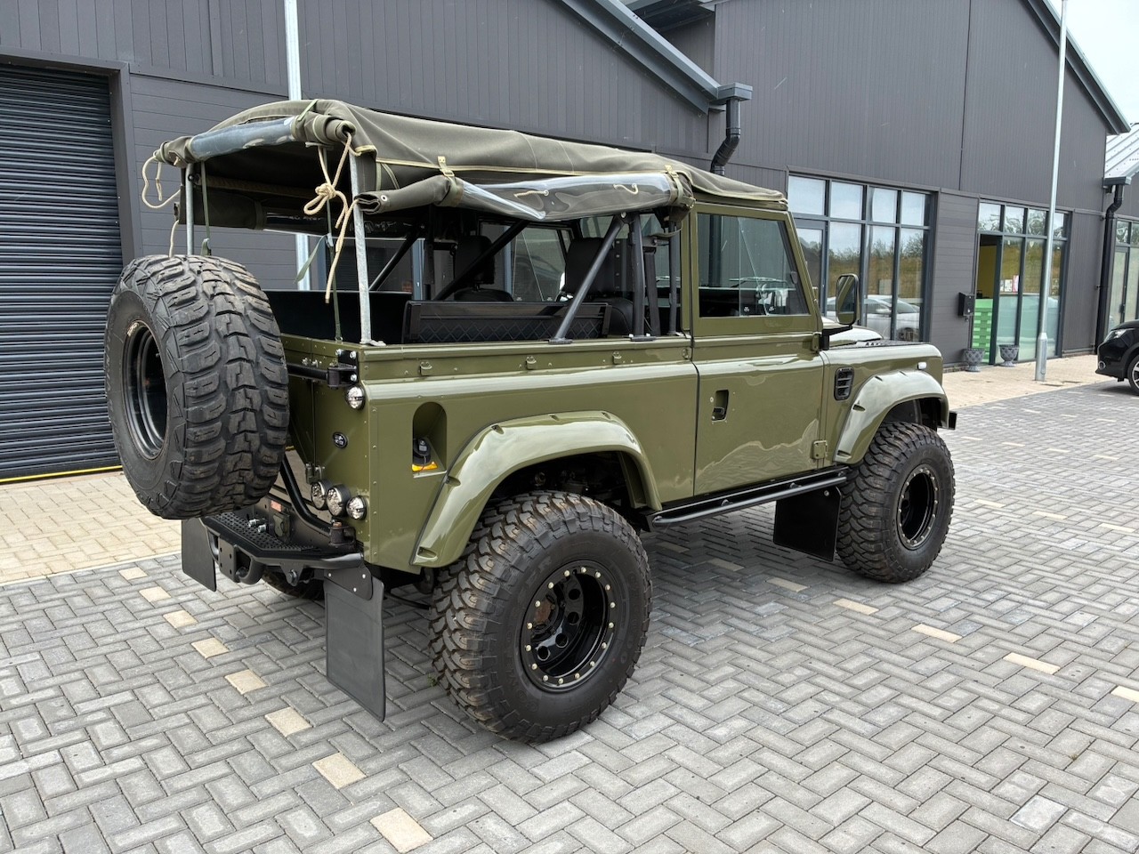 Land-Rover-Defender-1980-3