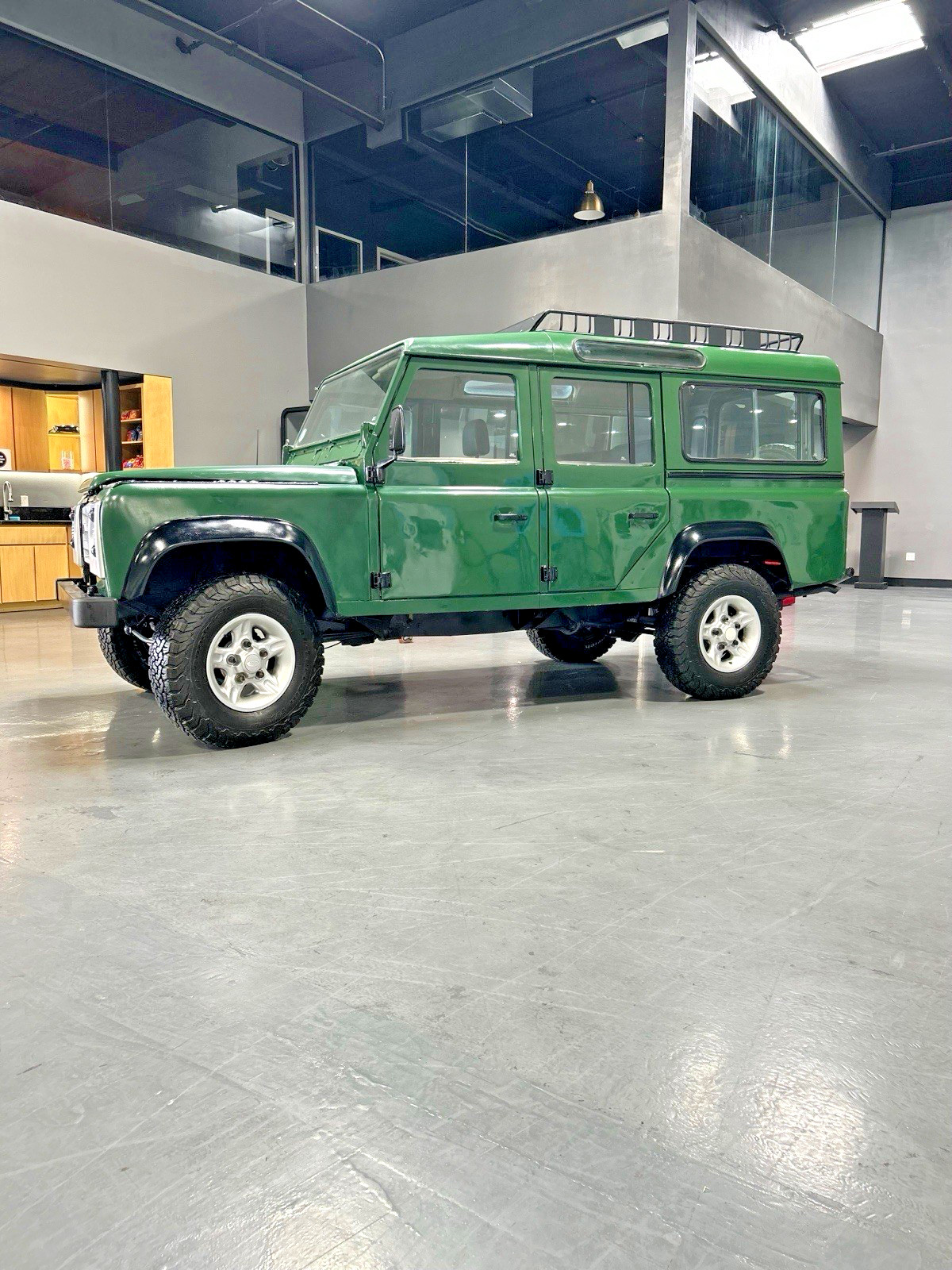 Land-Rover-Defender-1989-SUV-2