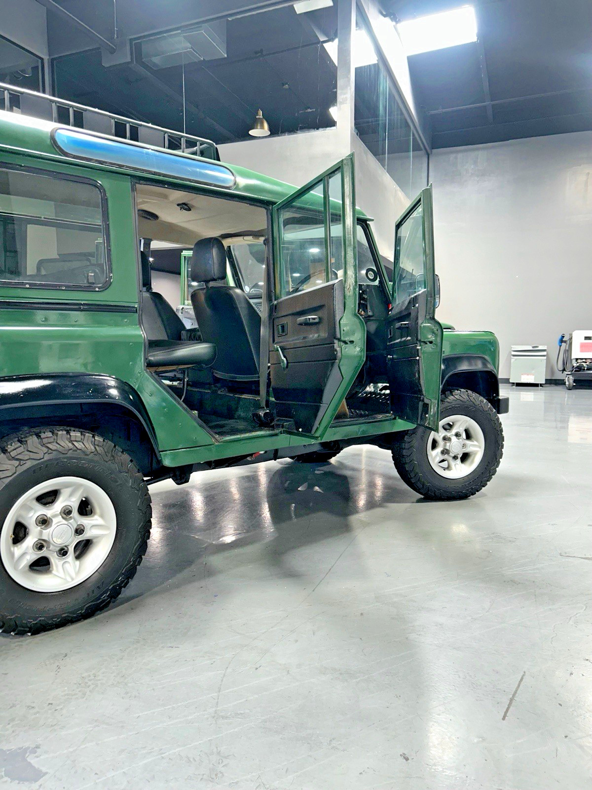 Land-Rover-Defender-1989-SUV-8