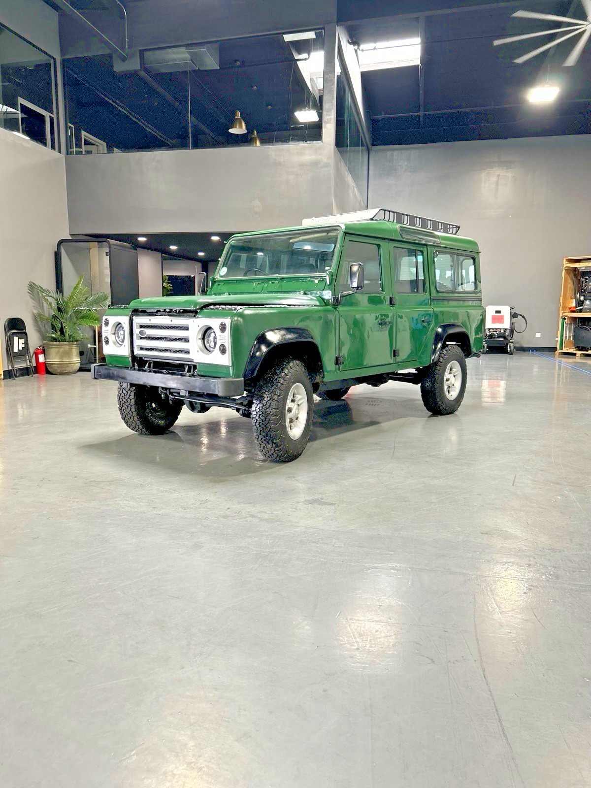 Land-Rover-Defender-1989-SUV