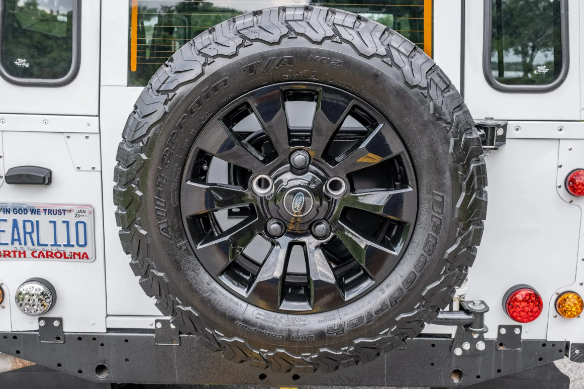 Land-Rover-Defender-1991-SUV-14