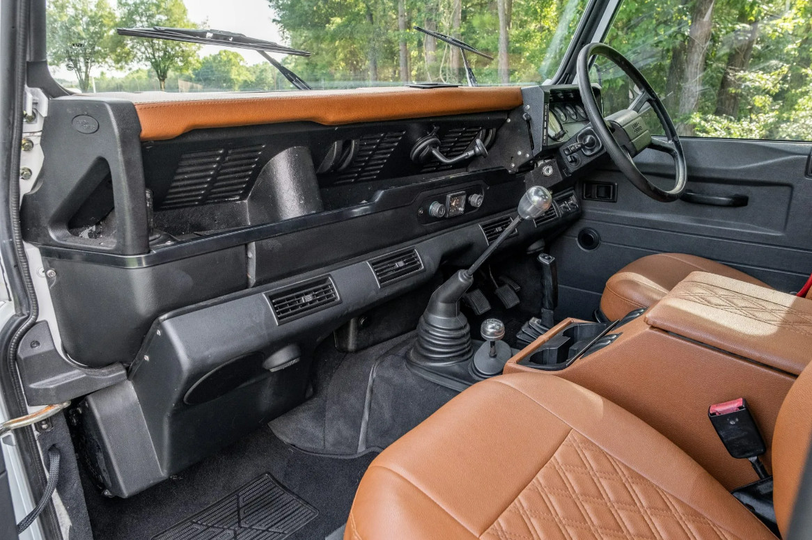 Land-Rover-Defender-1991-SUV-15